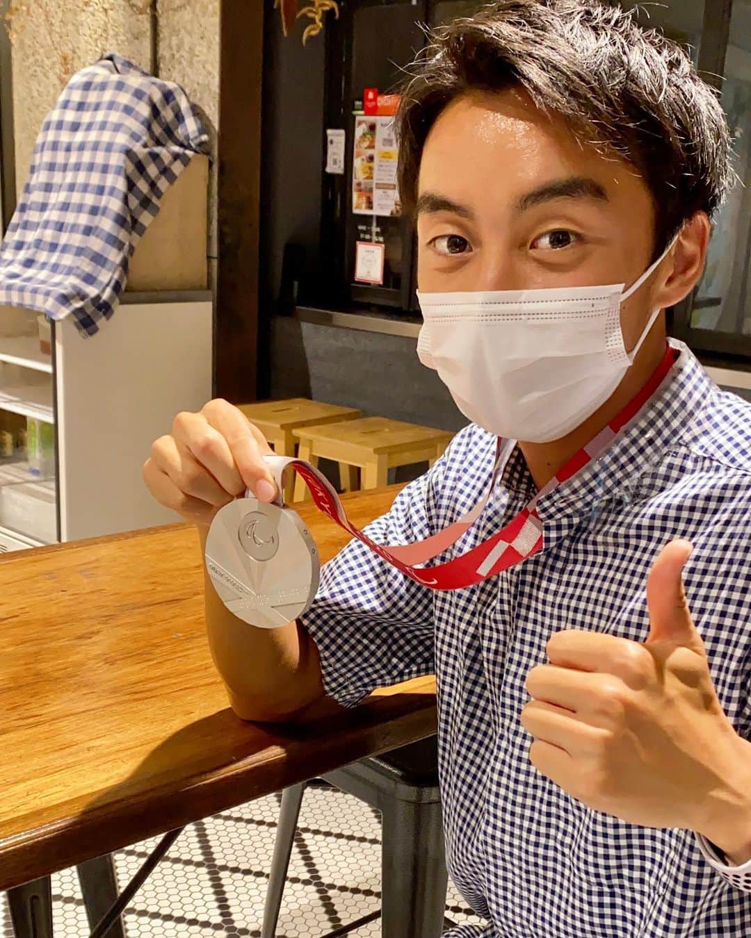 きゃっするひとみーさんのインスタグラム写真 - (きゃっするひとみーInstagram)「#東京パラリンピック  #和田伸也  選手の1500m伴走で銀メダリストになった、長谷部匠さん！！！✨（友人でもあり、スポタカとも取引のある、メーカーの営業さんでもあるんです。）  銀メダルもって店舗に来てくれた😭✨🔥テレビで見てる時からもうお母さんの気分やったから😭  本物の銀メダル。。  たくみ見ただけでも泣きそうになったのに、本物の銀メダルは鳥肌すごかった。。  そして、めちゃくちゃ重たかったです😭✨  このメダルのために和田選手とのどれだけの時間が詰まってるかと思うと、うまく言葉にできない気持ちです✨😭 そして、和田選手も44歳という年齢で今が一番速いのもすごいしかっこよすぎる。  そして、オリンピックレベルの選手の伴走は実業団ランナーが多いのですが、たくみは市民ランナー✨ 仕事も自分の練習もあるなか、伴走の練習も。 何年も築き上げてきた2人と、たくさんのサポートの皆様も含めてすごいなぁ。。  パリも応援してるし、今度は生で大会も見に行ってみたい！  和田っち、たくみ、本当におめでとう✨✨✨✨」9月18日 22時14分 - takaxjumppp
