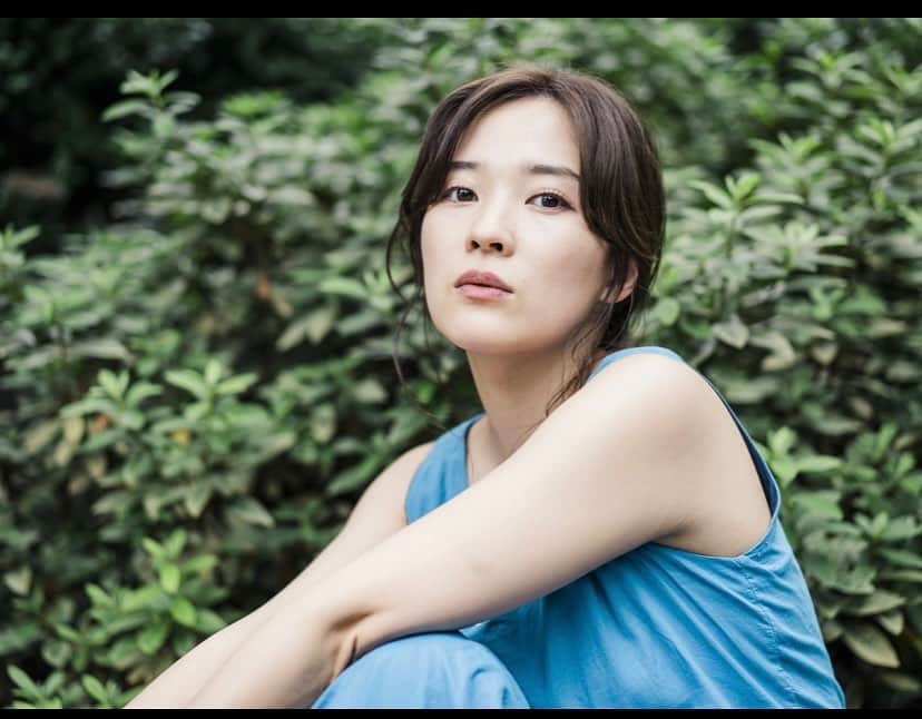 のインスタグラム：「この夏、ササポン氏とのルームシェアを満期で終えました。  文春オンラインに『人生に詰んだ元アイドル～』作者として気持ちを綴っています。  ありがたいことにかなりSNSで拡散していただいております🙇‍♀️  書籍発表時から多くの方に話題にして頂いた私の人生。  このエッセイを書くまで、怖くて何度も逃げたいと思いました。  でも、2019年に書籍を発表して以来、本当に多くの方にこの本を手にして頂いて、SNSで話題にして頂いて。  だから、最後はきちんと今の気持ちを自分の言葉で伝えるべきだと思いました。  この原稿を出してしまったら、私は”何者”でもなくなってしまうのではないか。  そう思うと、何度も怖気づきました。  出版社の編集者さんに何度も励まして頂き、文春オンラインの編集部さんに「大木さんの今の気持ちを寄稿して欲しいです」と仰って頂き。叫びながら、1ヶ月半かけて書き上げました。  私とササポン氏との暮らしが最初に私小説になり、そこからも漫画『つんドル！人生に詰んだ元アイドルの事情』を始め多くの素晴らしいプロジェクトに結びつき、私に新しい出会いを沢山運んできてくれました。  そして、ササポンと暮らした3年間の中で私は「自分らしさ」とはどういうことなのか深く考えさせてくれました。  今日からは1人の物書きとして歩いて行きます。  おそらく今後、私からササポンに関するエッセイを書くことはありません。  チーム祥伝社、そして文藝春秋社の皆様、読んでくださった読者の皆様に心より感謝です。  はてブも、ヤフコメも、悲しくなるほど辛辣な言葉もあれば温かいご意見や嬉しいご感想もあり、ヒャーヒャー言っております。  色々なことを言われて、平気になることはありません。  でも、その何十倍、何百倍のサイレント・マジョリティに、私が大切にしていること、伝えたいことが確かに伝わっている確信があります。  だから、いつも通り私は、職務として自分の物語を書いたし、「ぜひ読んで！」という感じです。  長々、失礼しました🥺  写真＝末永裕樹さん／文藝春秋」