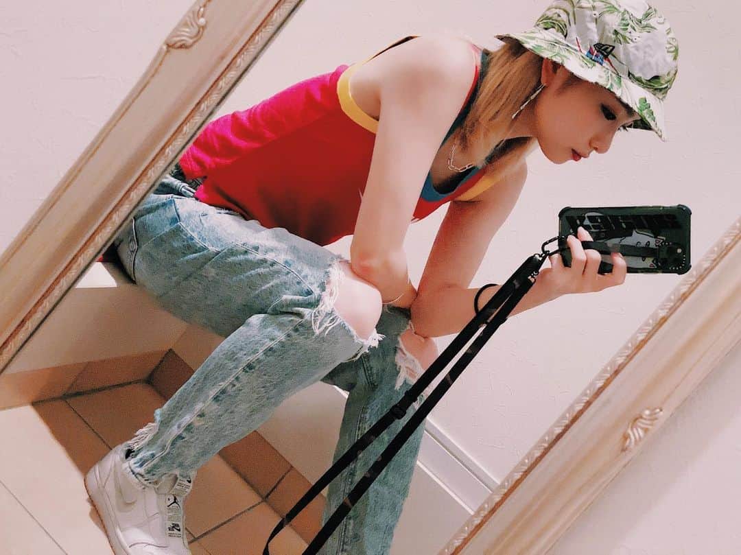 のインスタグラム：「🌴 #ストリート系女子 #ストリートファッション　#ストリートコーデ　 #カジュアル #カジュアルコーデ #asianzdancers #でんでんの今日のコーデ　#nike #スニーカー #スニーカー女子 #newera #バケハ　#バケハ女子　#americaneagle」