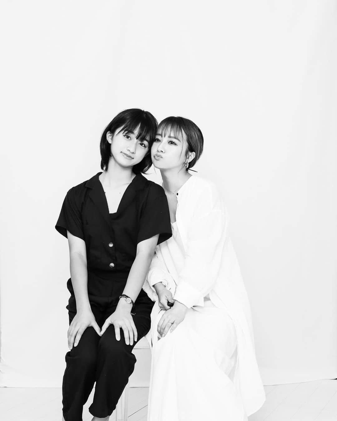 野田華子さんのインスタグラム写真 - (野田華子Instagram)「part2   娘と母 自由🕊  #セルフスタジオ #セルフ写真館 #セルフ写真 #モノクロ写真 #モノクロ #母娘」8月25日 23時03分 - noda.hanako