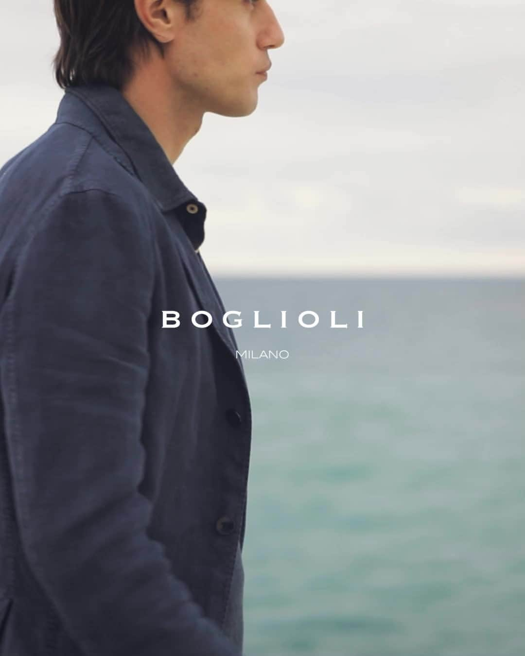 ボリオリのインスタグラム：「Clouds of Linen⁣ ⁣ The pure fine linens, as light as a veil but lively and snappy, take us into the summer.⁣ ⁣ #bogliolimilano #ss21 #spring #linen #man #mancollection #light #clouds #sea #water #summer #swimmingpool #kjacket#elegance #collection #material #friends #smile #color」