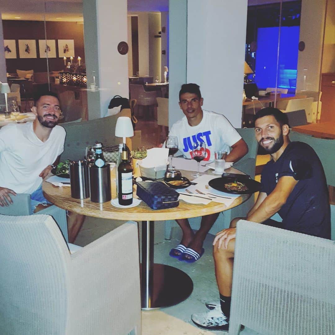 ファクンド・ロンカリアのインスタグラム：「Cenando con dos figuras 😎」