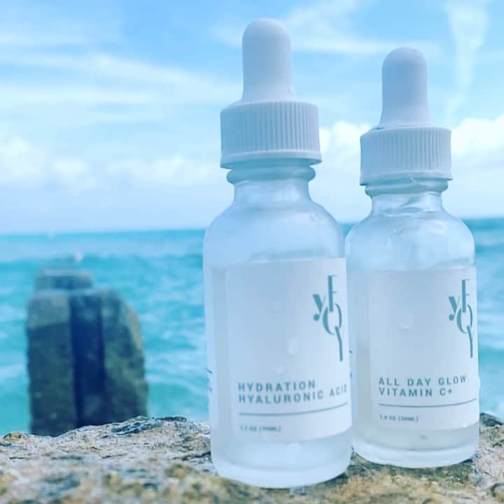 ニコール・ミッチェル・マーフィーのインスタグラム：「Anytime you want that glow  With @yfoyshop   A.M. P.M. hyaluronic acid serum  Hydration /increase skin moisture reduce the appearance of fine lines and wrinkles  THE ALL DAY GLOW VITAMIN C SERUM   Brightens skin / boost collagen fades dark spots 💫  #yfoy #everydayconfidence #glow  #yourfountainofyouth #skincare #hyaluronicacid #vitamincserum #vitaminc #beautyroutine」