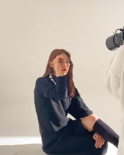 イ・ヨニのインスタグラム：「손가락을 어찌하면 될까요~?  . . 요리조리. #singlesmagazine」