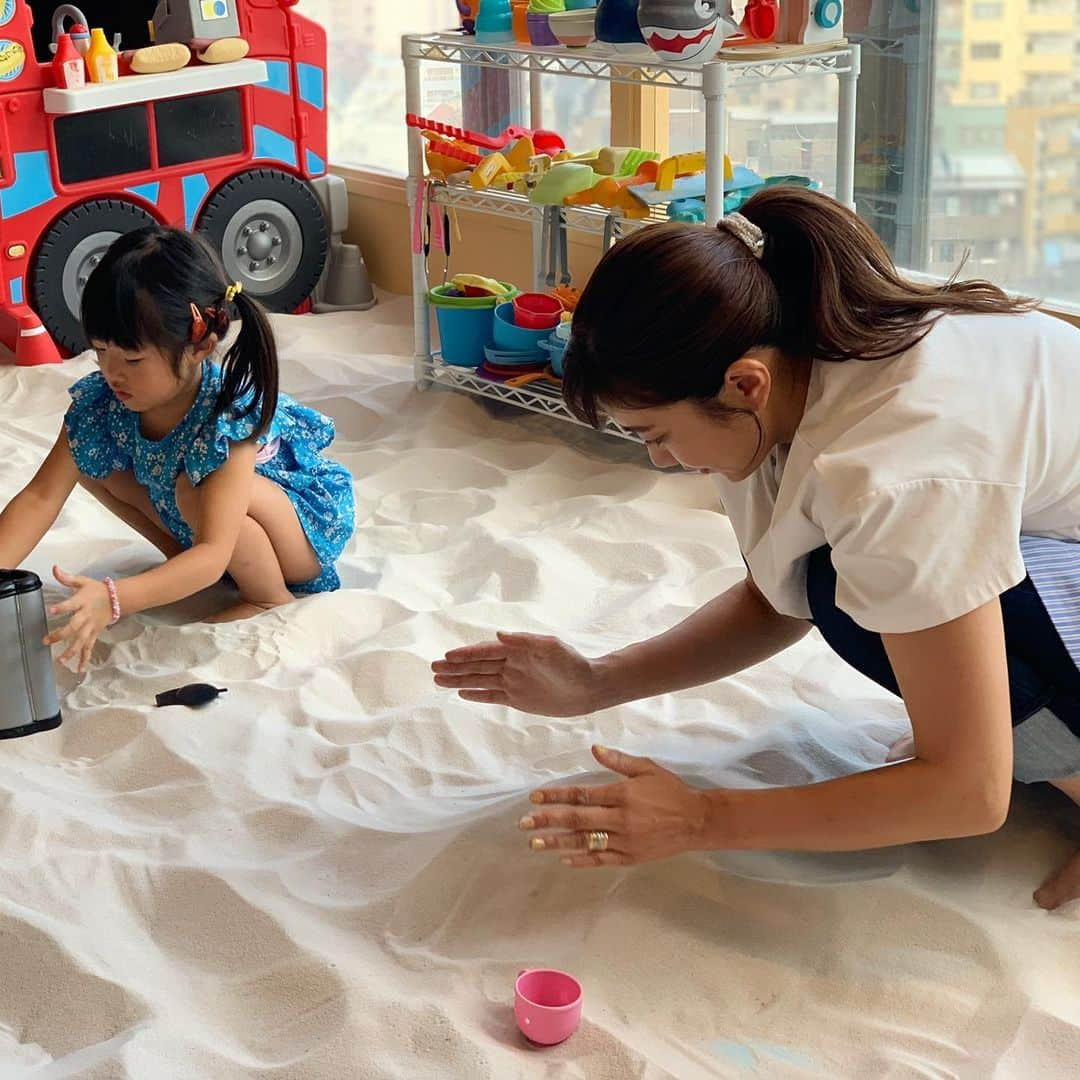 潮田玲子さんのインスタグラム写真 - (潮田玲子Instagram)「今日は渋谷のKONAMIの最上階にあるplaygroundで娘と収録でした！ 誰もいない貸切の中、遊ばせてもらえてとっても嬉しそうでした🥰🙌←私が？！笑笑 赤ちゃんぽいからやだと行かなかった息子が幼稚園から帰ってきて、「楽しかったの？やっぱり僕も行けばよかったなー」って笑🤣  #渋谷KONAMI #playground  #母と娘時間 #貸切り #収録」8月26日 17時26分 - reikoshiota_official