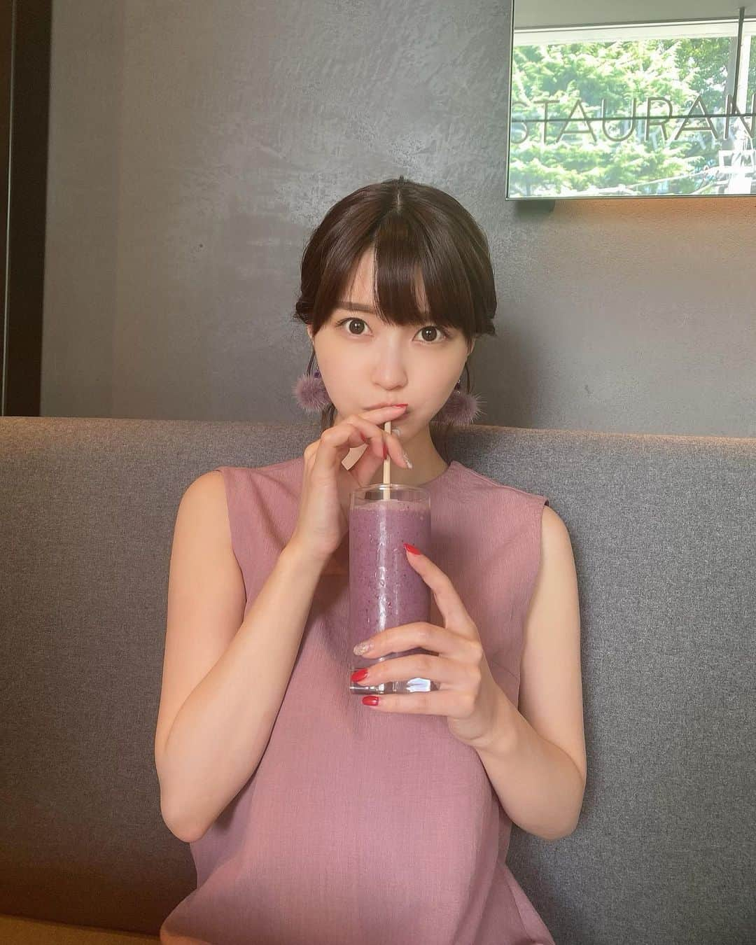 岸明日香さんのインスタグラム写真 - (岸明日香Instagram)「とある収録終わった〜よん🍖  好きなもの食べて幸せなお仕事でした💮笑 放送日近づいたら告知します💋  スタイリストさんがくれたイヤリングが私服とも合ってる❤️笑 あ、飲み物もやw  撮影:ヘアメイクたかちん」8月26日 15時59分 - aspoo02