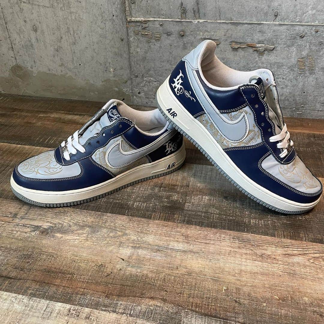 Sneaker At Randomのインスタグラム：「心斎橋店の梅本です。 本日はエアフォース1のインナーソール交換を行いました。 この年代のモデルは革の質感がとても良いです^_^ ご依頼ありがとうございます！！  #air force 1 #エアフォース1#ビブラムソール#スニーカー剥がれ#アンジェラスペイント#Angelus Paint#スニーカー好き#スニーカーアトランダム #スニーカー #スニーカー修理 #修理職人 #市川 #本八幡 #大阪 #心斎橋#sneakeratrandom #sneaker #shoestagram #repair」