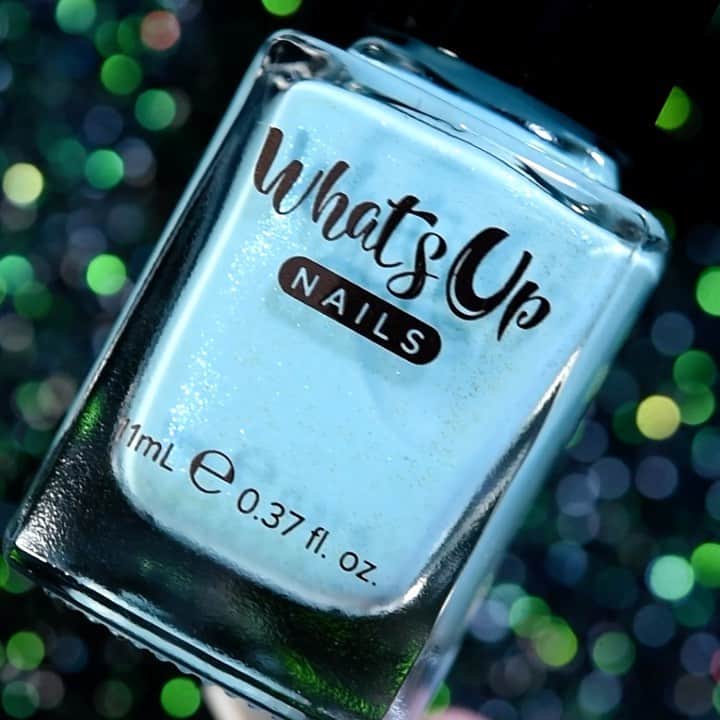 Sveta Sandersのインスタグラム：「#WhatsUpNails “Lost Frost” by @whatsupnails @whatsupbeauty 💙🤍💖」