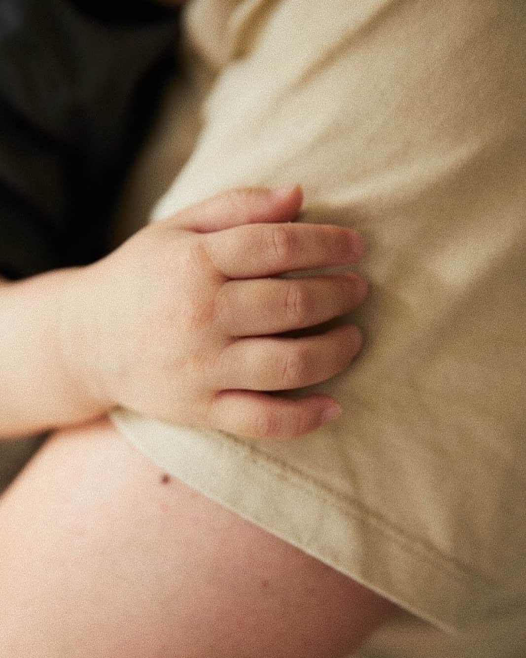 瀬戸サオリのインスタグラム：「おはようございます☀️  昨日を持ちまして 私と息子は自宅療養を終了しました。 . ご心配をおかけしました。  私は熱はほとんど出ることはなく 関節痛や咳と味覚嗅覚の症状でした。  息子は1日だけ高熱でしんどそうでしたが 特に悪化することなく無事に回復いたしました。 . 夫はあと少しで回復できそうなので また本人からの復帰の報告を 待って頂けたらと思います。 仕事バリバリ頑張ってもらうために しっかり治してもらいたいと思ってます。 . 今日は16日ぶりのお外へ…🕊 散歩してリフレッシュしたいと 思います☺️☁️」
