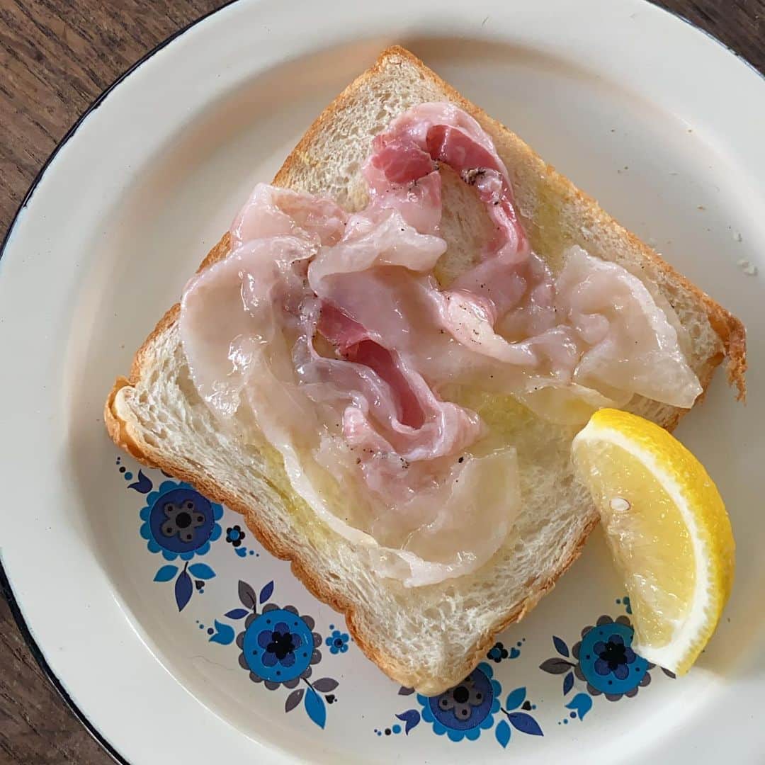 栗原友さんのインスタグラム写真 - (栗原友Instagram)「@eataly.tokyo で買ったチンタ・セネーゼをパンに乗せて軽くトースト。仕上げにオリーブとレモン。朝に高カロリー摂ると１日の消費カロリー増えるとネットの記事で見たから食べちゃう。豚の脂が口の中でとろけて朝から萌え死んだ❤️」8月26日 9時17分 - kuri__tomo
