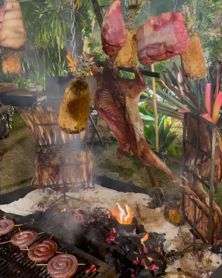太田エイミーのインスタグラム：「A true Brazilian experience. Churrasco 🍖 Rio Grande do Sul style. Can you believe this was all organized in our friend’s garden!?」