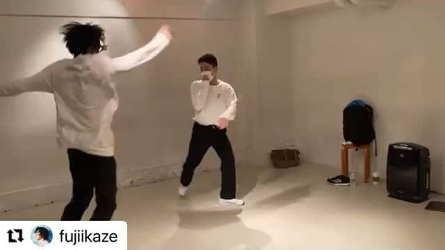 Shingo Okamotoのインスタグラム：「わー！ 愛溢れるダンス🇳🇴🌐🇯🇵  Yabai yabai🥸👏👏👏😷  #Repost @fujiikaze with  ・・・ Dance practice 🥸😂💦(May 1st 2021) with @shingookamoto 🙏🙏🙏 I met @thequickstyle for the first time online. They hyped me up with love. Yabai yabai」