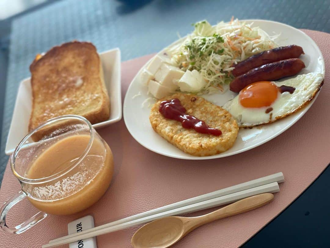 矢部美穂さんのインスタグラム写真 - (矢部美穂Instagram)「冷凍のハッシュドポテト買ってみました✨ これはオープンでチンするだけだから時間がない時にも便利😊  私はケチャップをつけて食べましたが美味しかったですよ♪  あとは残り物で朝食🥣  スープはトマトとアスパラのファイトケミカルスープです🥄  #朝食 #おうちで #ファイトケミカルスープ  #ステイホーム中 #40代  #矢部 美穂」8月26日 11時15分 - miho.yabe.0607