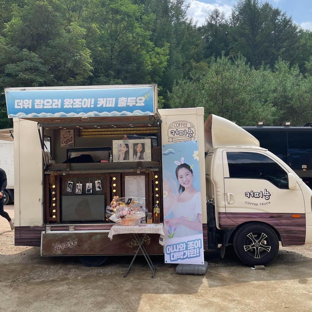 キム・ヘユンのインスタグラム：「덕분에 당충전하면서 촬영했어요오-💙🥰 너무 너무 감사합니다💘 (이제서야 올린 저를 용서해주..세요..🥲)」