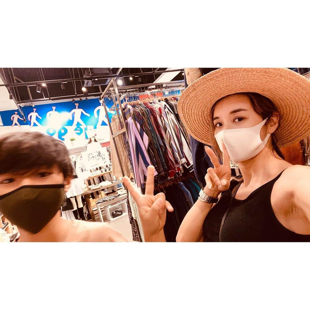 鈴木紗理奈さんのインスタグラム写真 - (鈴木紗理奈Instagram)「いつもリバプールのユニフォームしか 着ていなかったリオトにとうとうファッション心が芽生えたようで、 自分で選んだ服を着てみたいって言い出した🧡いいねいいね😆 自分でしてみたいって思う事は 最高に素晴らしい事 🧡ママは全力でサポート  #riototomama」8月26日 11時36分 - munehirovoice