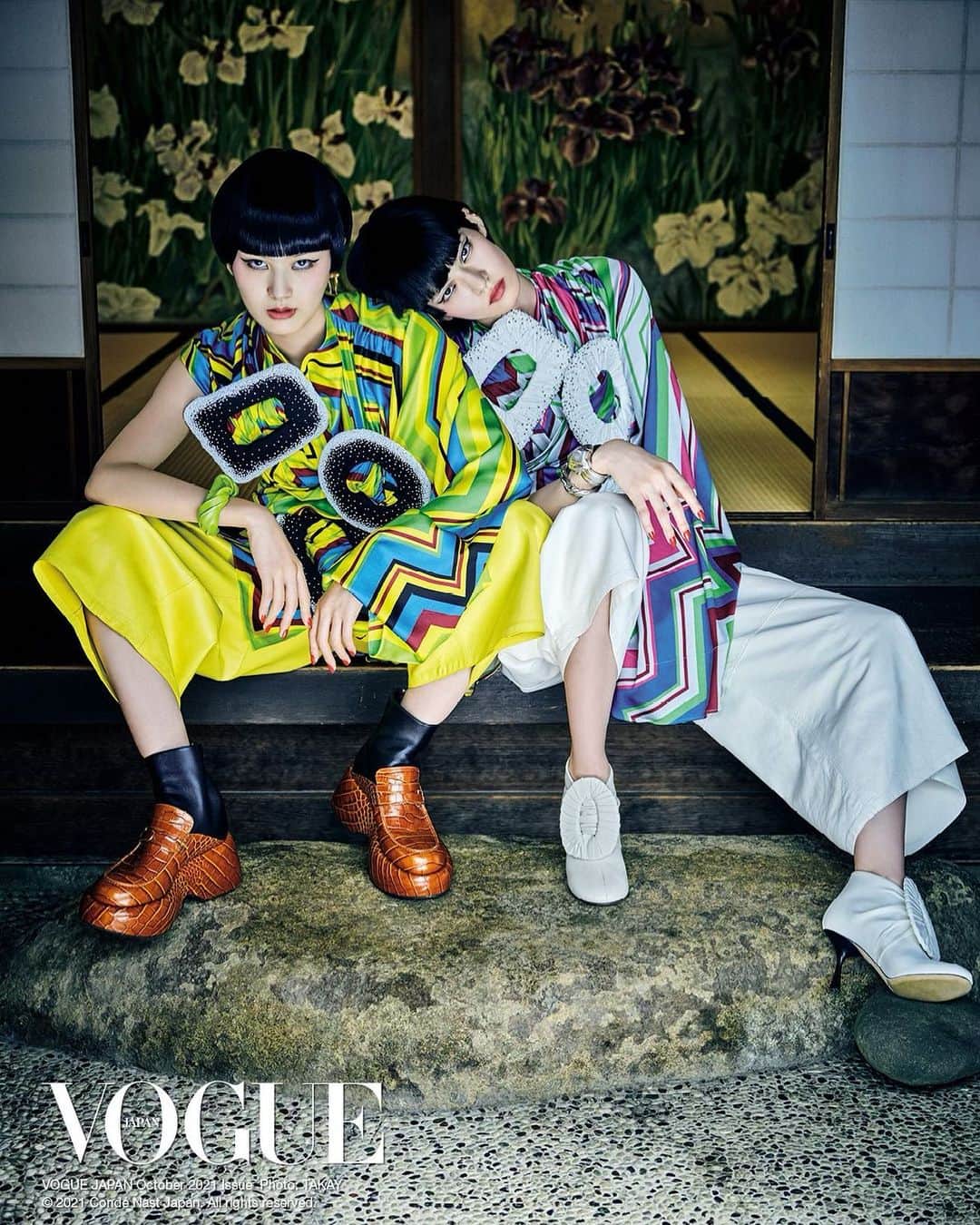 新井貴子のインスタグラム：「𝑇𝑊𝐼𝑁 𝐼𝑁 𝐹𝐴𝑆𝐻𝐼𝑂𝑁 @voguejapan 𝑂𝐶𝑇𝑂𝐵𝐸𝑅 𝐼𝑆𝑆𝑈𝐸   Photographer: @takayofficial Fashion Editor: @saori_vj Hair, Makeup and Manicure: @rieshiraishi1220 Casting: @bt77 Models: @kikoarai @miki_ehara wearing @loewe  Prop Stylist: #ENZO Shot on location at Yamamoto-tei Editors: @yuisugiyama and @masayougawa Styling Assistants: @oshida__ayaka and @ka___ya___ #voguejapan」