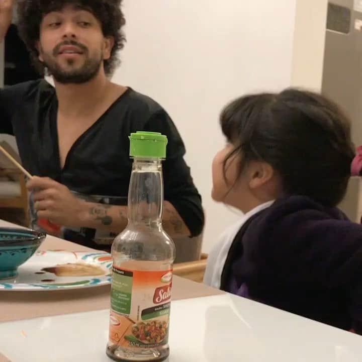 のインスタグラム：「Larinha sempre amou cantar, então agente em casa sempre louvamos a Deus 🙏❤️ tem alguns louvores que ela ama e sempre pedi papai vamos cantar 🎶👩🏻 meu bebê tá crescendo muito rápido 😃 Deus é bom o tempo todo . #FieléDeus」