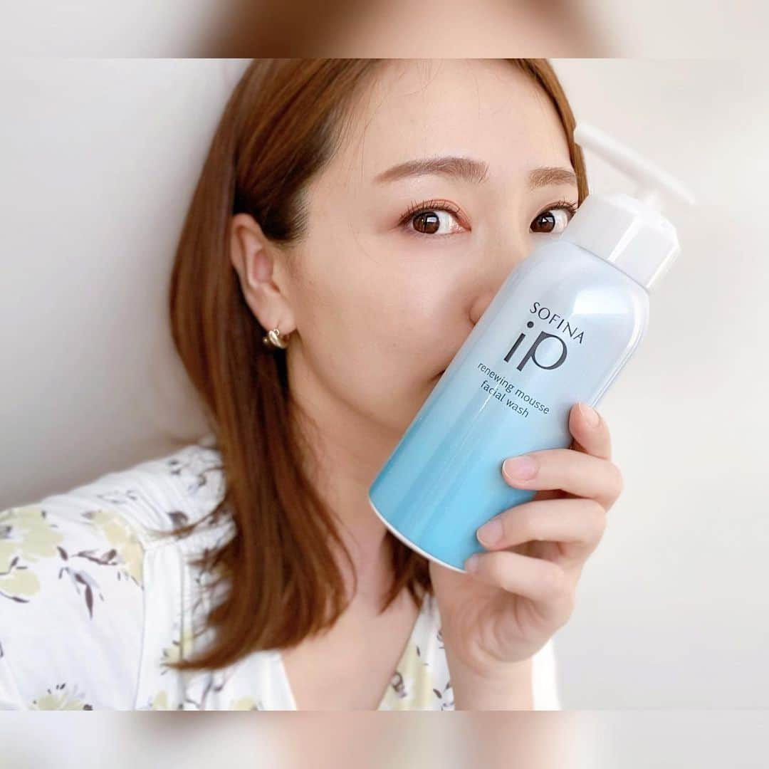 磯部奈央さんのインスタグラム写真 - (磯部奈央Instagram)「Love🤍💙  私が大好きなソフィーナiPから洗顔料が出て、大興奮😍 まるで土台美容液でスキンケアしているかのような、心地のいい炭酸泡の洗顔料🥺✨ とにかく洗い上がりのしっとり感には、きっと誰もが驚くと思います😳✨  しかも、次にのせる土台美容液の効果も高まるとのことで、確かにお肌の保湿力がいつもと違うことに、すぐに気が付きました😳  血流まで促進して、肌の根本に働きかけてくれるという、汚れを落とすだけの洗顔料じゃないところが本当にすごい🥺👏🏻  #洗顔 #美容 #ソフィーナip #リニュームースウォッシュ #くすみケア #炭酸洗顔 #炭酸美容 #PR」8月26日 11時45分 - nao_isobe729