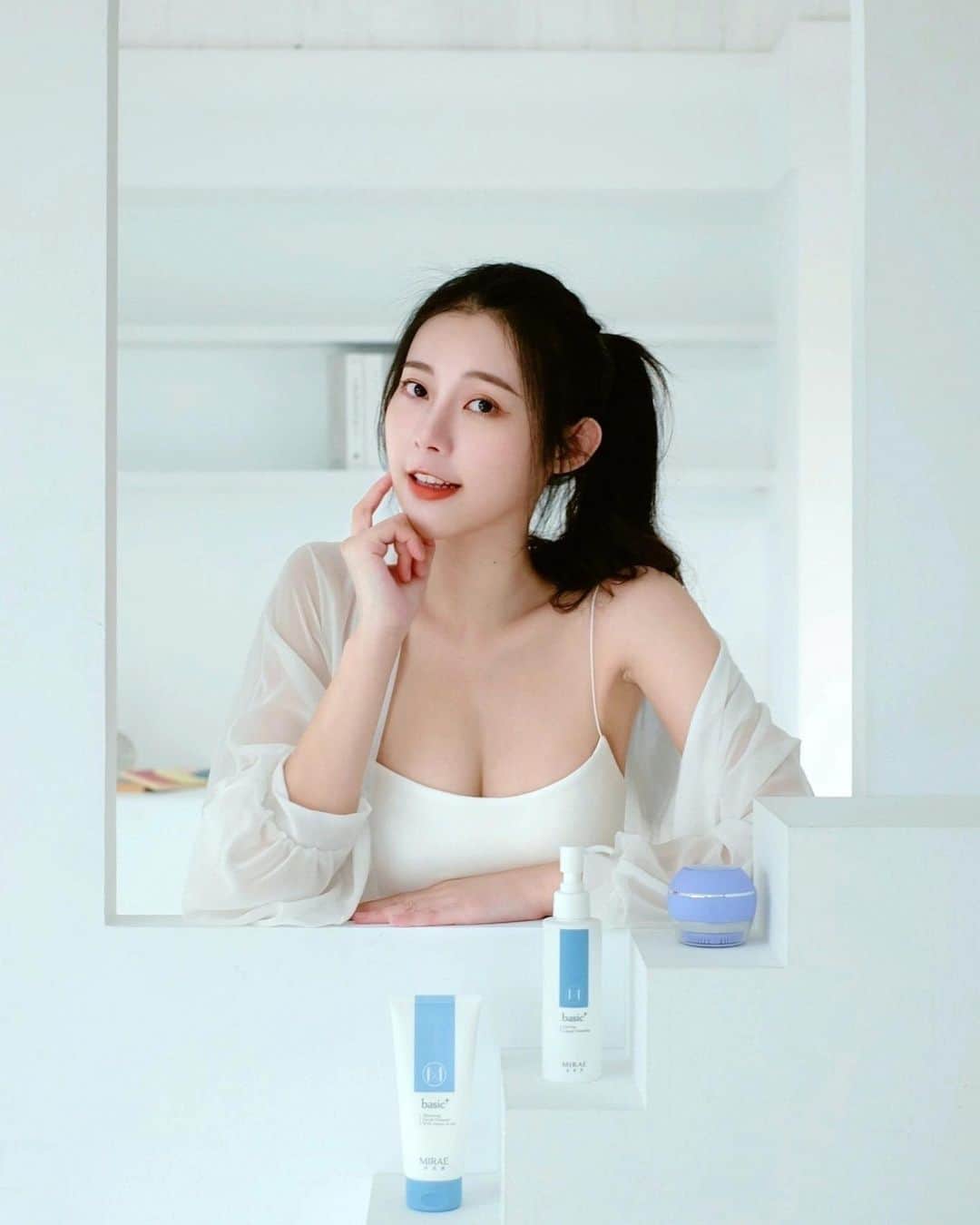 張香香のインスタグラム：「我很懶🥲常常有卸妝洗臉就不錯了 更別說還用什麼洗臉機😂 但這次嘗試過發現 完全相見恨晚！！！ 洗完肌膚那個柔柔軟軟嫩嫩的感覺🥺 整張臉就像被拋光 真的讓人上癮ㄚ～～～😍😍😍 @mirae_skincare 未來美 第三代洗臉機 - 光速美魔球 一機在手 能卸妝、洗臉、光美容   800顆柔軟細緻刷頭 一分鐘震動31000次 高頻深層清潔肌膚 搭配使用韓國醫美級Light SPA光波 清潔肌膚得同時也在做光美容😳   一鍵更換3種光模式： 綠光/保水舒緩(適合素顏、敏感肌使用) 紅光/激活彈性(適合日常妝、一般肌膚使用) 藍光/調理皮脂(適合濃妝、偏油膚質使用)   用完洗臉機保養時特別有感 粗糙角質不見 吸收變得很快速 上妝也比較沒有阻礙 更服貼🤍   不用更換刷頭且全機可直接水洗 方便又沒有孳生細菌的問題 真的是沒有藉口再讓我偷懶了🤣 妳們肯定也得試試！！！！  #未來美#光速美魔球#未來美洗臉機」