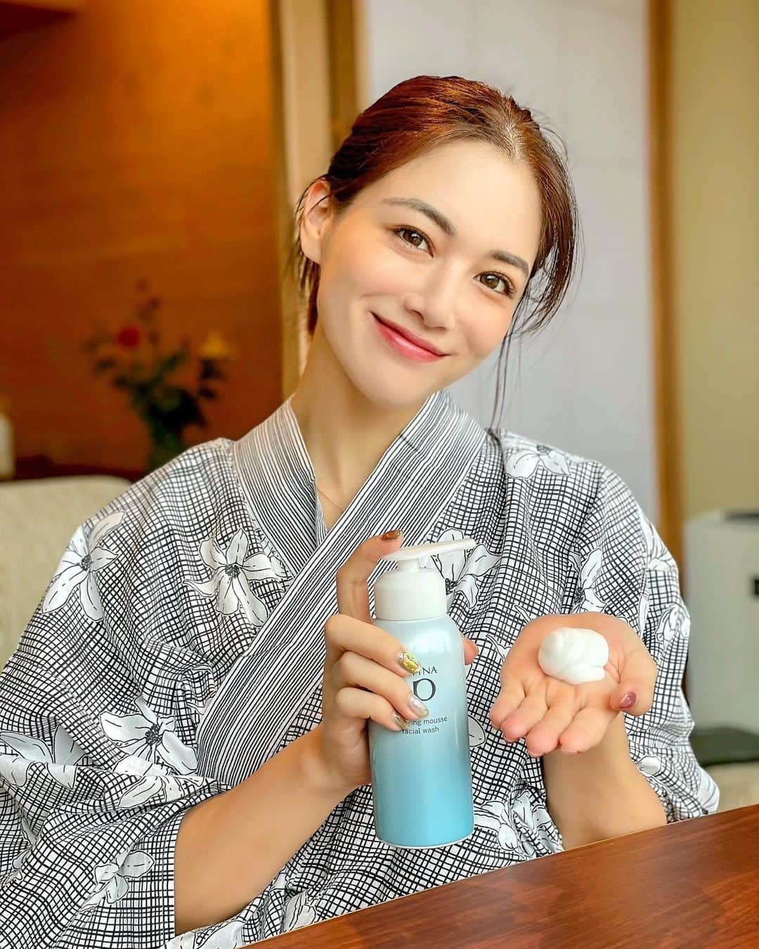 のインスタグラム：「こんにちは🧡✨ 今日は嬉しい美容ニュース🙌 皆さんもご存知、私の愛用スキンケア   @sofinaip_jp から待望の新商品が🥺✨🙌 . ソフィーナiP リニュームース ウォッシュ✨9/11発売予定！ . 花王洗顔料初の100%炭酸ガスの噴射剤が作り出す泡の洗顔料👏✨ . ポンプ式なのにこのふわふわで濃密な炭酸泡が気持ちよくてたまらない🥺✨弾力ある濃密泡で摩擦なく泡の優しさで洗顔できるのだ☺️💕 . この炭酸泡が皮脂汚れを肌負担なく落とすと共に、血流まで促進し肌の根本に働きかけてくれるから、ちょっと顔がぽかぽかした感じも感じられるよ！ . だから洗顔料でありながら、明るさ・潤いを向上させて、肌不調まで改善してくれるので今マスク荒れなので悩んでる方はおすすめです❗️ . いつも使ってる土台美容液とクリームと一緒に使ってさらに効果的に🧡時短美容で効果的なスキンケア、ぜひ試してみてね❣️土台美容液も何本使ったかわからないほどおすすめです🥺✨ あまりにもよくて今回の旅でも使いたくて持参しちゃいました！ . #ソフィーナiP #リニュームースウォッシュ #くすみケア #炭酸洗顔 #炭酸美容 #PR #おすすめコスメ #濃密泡 #japanesecosmetics #スキンケア #スキンケアマニア #新作コスメ #泡洗顔 #浴衣 #yukata #浴衣女子 #マスク荒れ #肌質改善 #新感覚 #新商品 #ドラコス #ベスコス #skincare #美容オタク #美容好き #beautymakeup #コスメレビュー #コスメ紹介 #コスメオタク #温泉旅行」