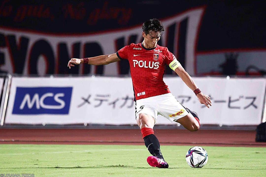 のインスタグラム：「公式戦4連勝‼︎ リーグ3連勝‼︎ 昨日は蒸し暑かったね。 暑い日が続く毎日だからこそ涼しく過ごしたいよね。  って事は、山の頂上に行けば涼しいよね。 順位と同じで一つずつ上に登れば涼しく気持ちいい時間を過ごせるよね。  たまには上手い事も言うよ。笑  #連勝 #イッポーン  #浦和レッズ  #槙野智章 #makino」