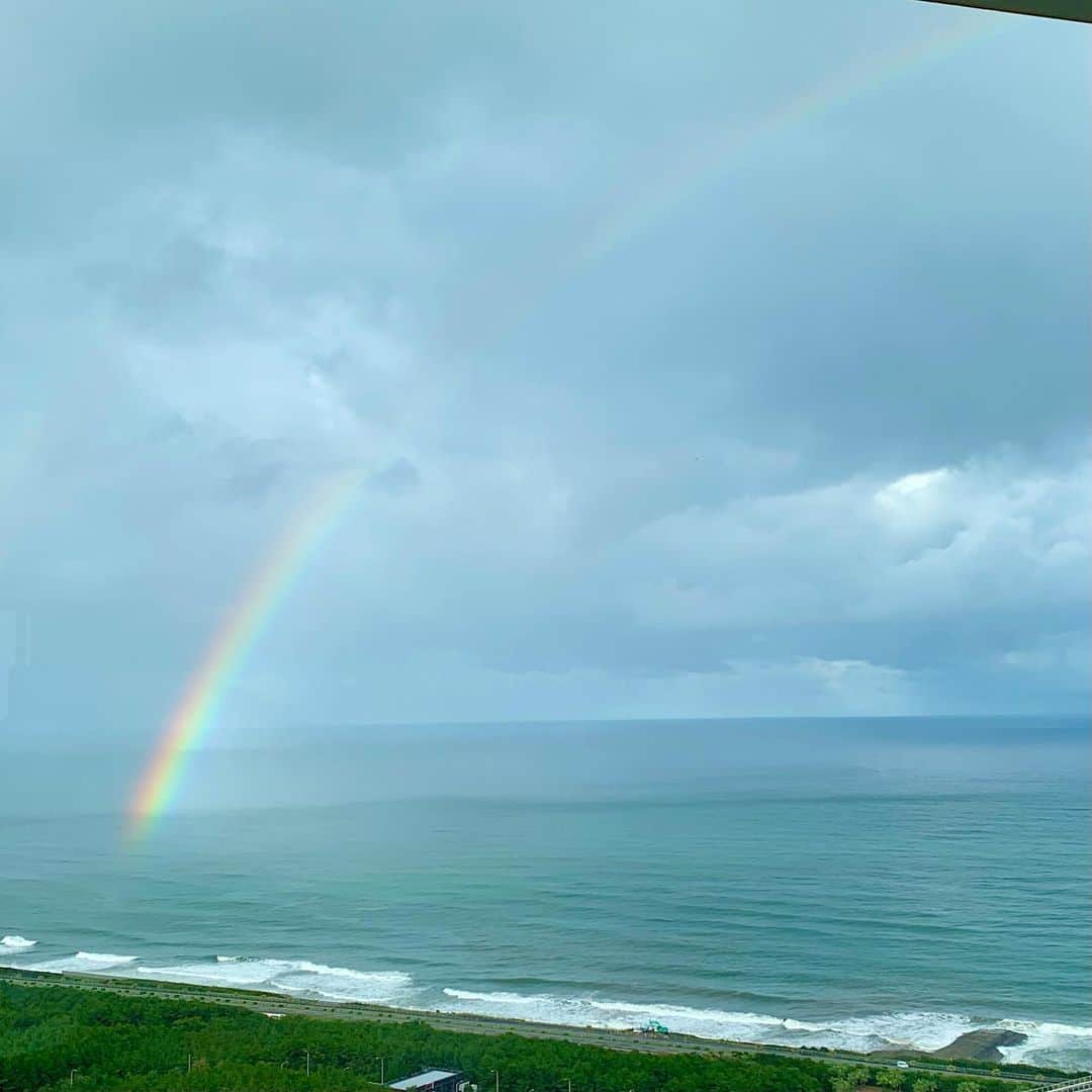 相川七瀬さんのインスタグラム写真 - (相川七瀬Instagram)「ある日の本番前。窓の外に虹🌈歌う前に虹って嬉しい😊  #虹」8月26日 12時34分 - nanasecat