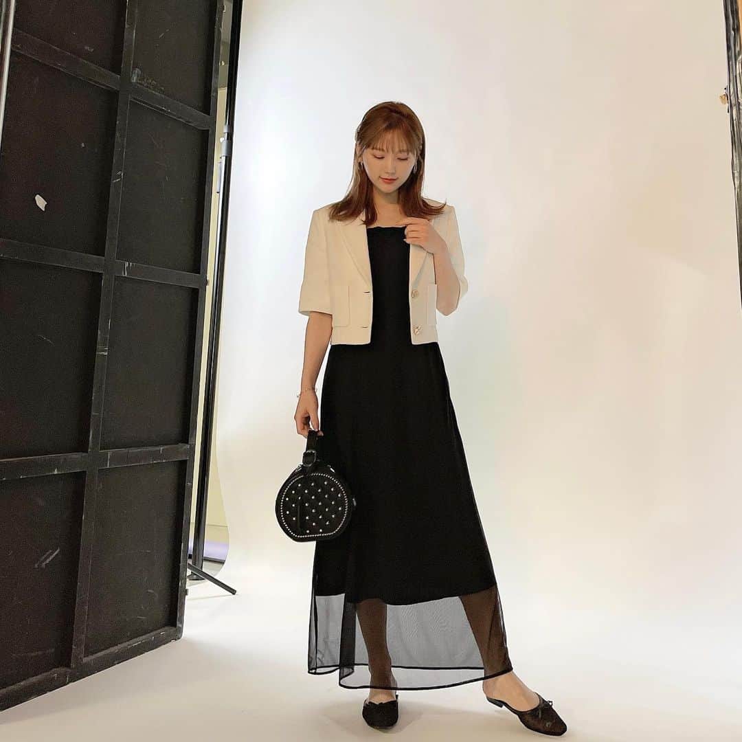 ひよんのインスタグラム：「👗💓  スタイルブックの撮影の時に着たキャミワンピース かわいかった☺️🧡 足元シースルーになっててよき😍  @charles_chaton のだよ👗💖  コーデの詳細はひよん本見てね☺️✨  #ひよん本 #ひよん服」