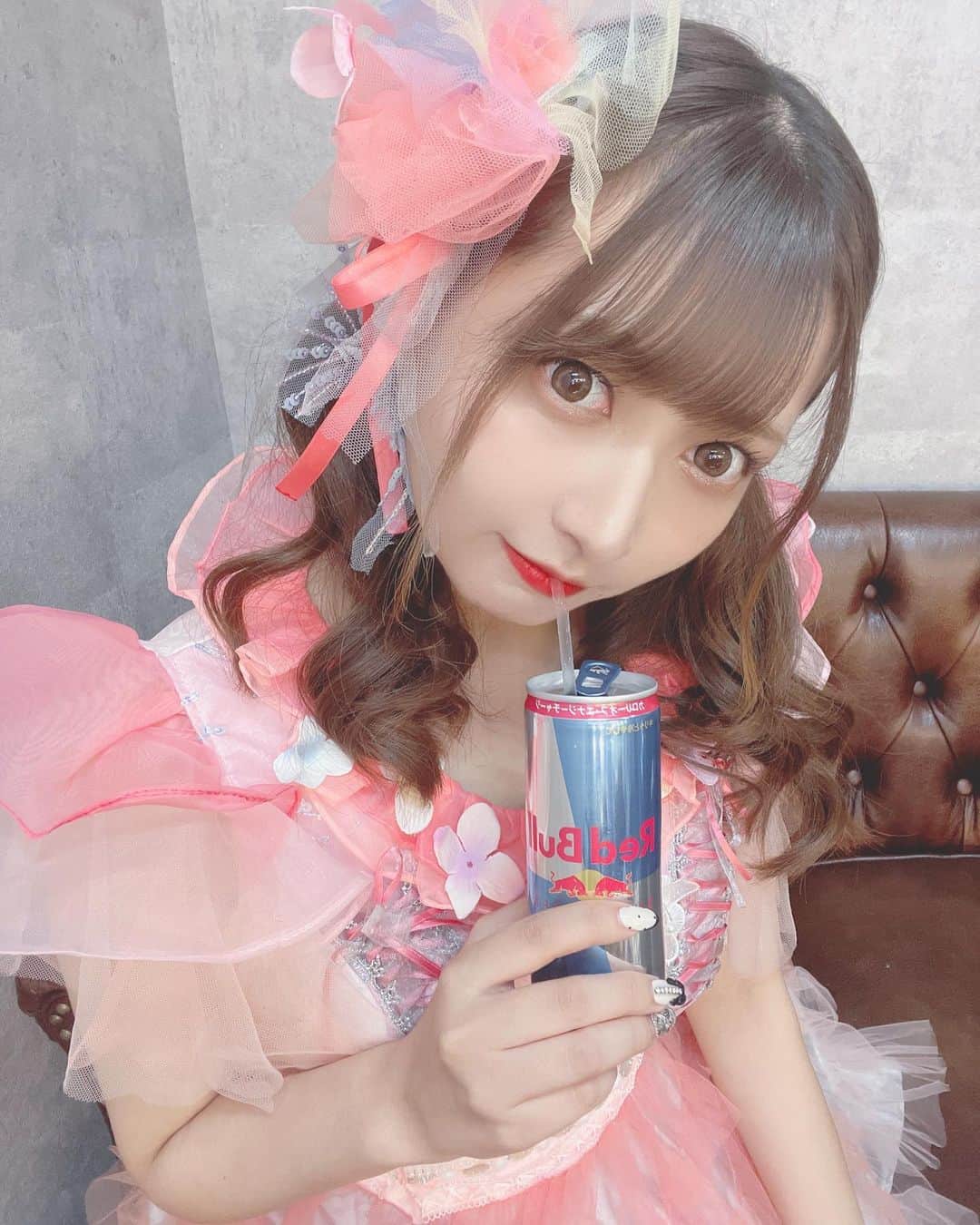 太田里織菜のインスタグラム：「. . おはよ♡ 沢山歌う日、長丁場の日はレッドブル飲んじゃう\( *´•ω•`*)/ . . みんな！お願いです！  ①ミクチャアプリをダウンロード♡ ②投稿した動画にLike♡(いいね！)※重要 ③毎日ミクチャ配信するので、ポイント投げてね♡ . よろしくお願いします🥺❤️ . #らぶどる」