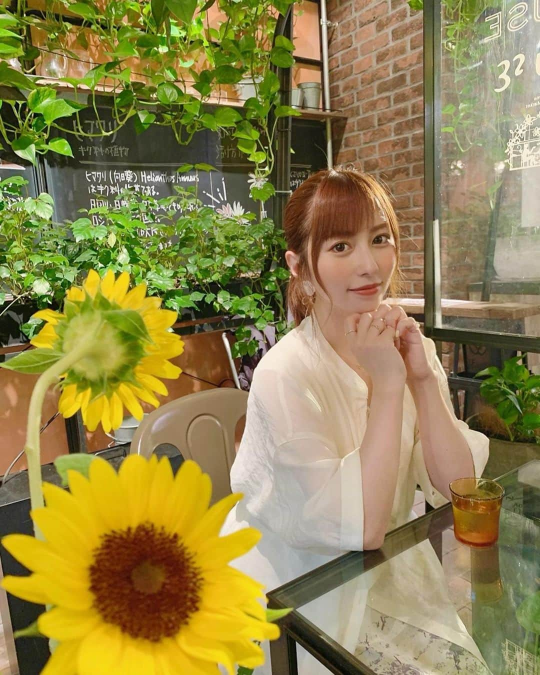 成瀬心美さんのインスタグラム写真 - (成瀬心美Instagram)「🌻 . . お花屋さんの中にある カフェ☺️ . . 大好きなひまわりが 沢山咲いていて 幸せだったなぁ✨ . . #flower #cafe #sunflower #ひまわり #🌻」8月26日 15時06分 - coco3ndazo