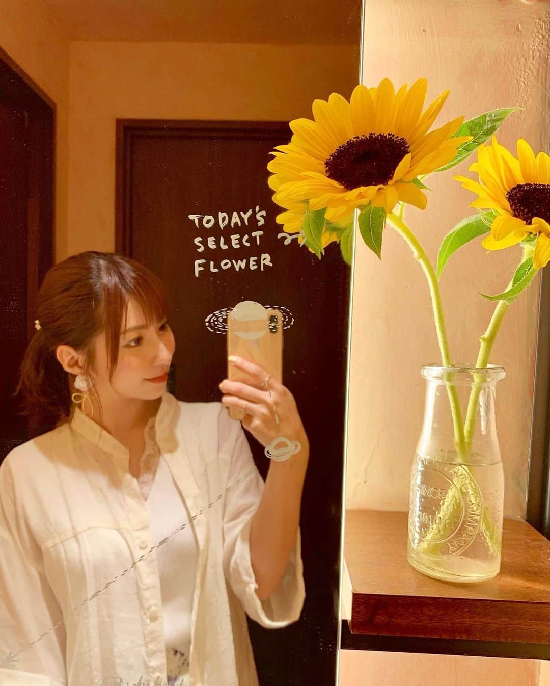 成瀬心美さんのインスタグラム写真 - (成瀬心美Instagram)「🌻 . . お花屋さんの中にある カフェ☺️ . . 大好きなひまわりが 沢山咲いていて 幸せだったなぁ✨ . . #flower #cafe #sunflower #ひまわり #🌻」8月26日 15時06分 - coco3ndazo
