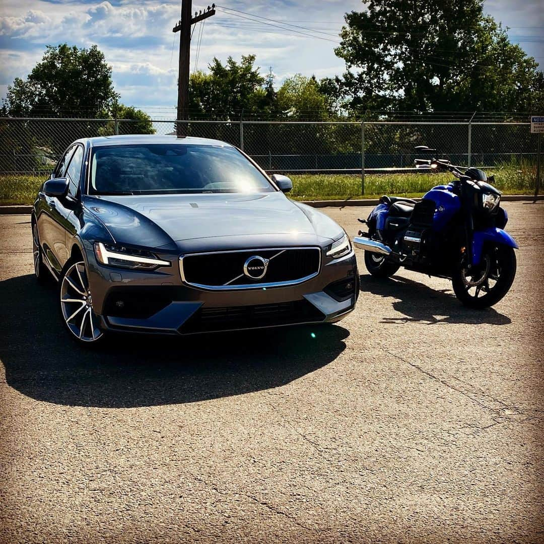 ヴォーン・チピアーさんのインスタグラム写真 - (ヴォーン・チピアーInstagram)「Sometimes I can’t decide which to take to work! #volvo #s60 #hondamotorcycles #valkyrie #goldwing1800 #shoei」8月27日 2時43分 - vchipeur