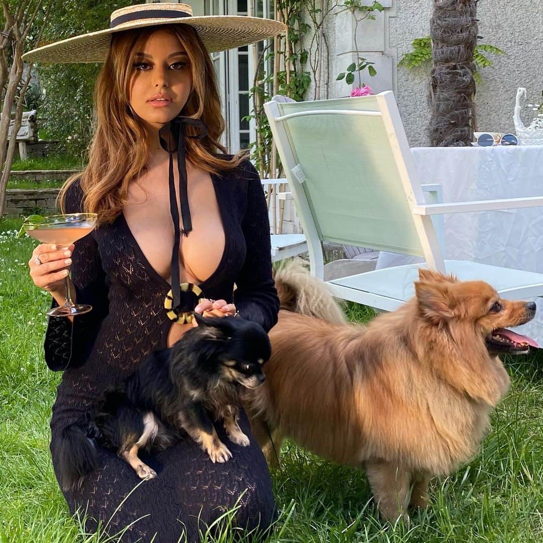 ザヒア・ドゥハールのインスタグラム：「🐶❤️」