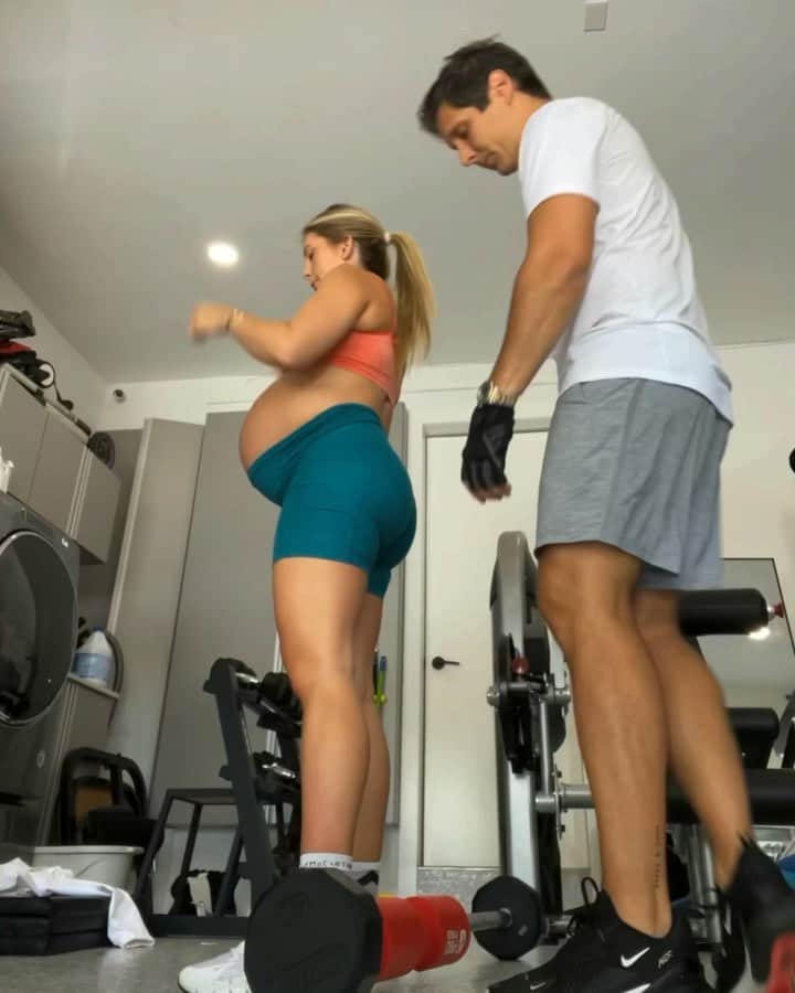 Sascha Barbozaのインスタグラム：「Pónganle audio al vídeo para que escuchen mi consejo y mi opinión con respecto al ejercicio y el embarazo. Siento que hay mucho camino todavía por recorrer con respecto a las embarazadas y lo que pueden o no hacer, la ciencia ha evolucionado, la evidencia y la data nos dice hoy en día que si no tienes una condición específica como por ejemplo una placenta previa o otra condición importante, y venías acostumbrada a cierto nivel de actividad física puedes continuar durante el embarazo, cada cuerpo, cada estilo de vida y cada embarazo es diferente, pero el embarazo no es una enfermedad, tu bebé está bien protegido dentro de la barriga, si tomas las precauciones necesarias puedes continuar tu rutina. A qué me refiero con precauciones, no hagas nada que te haga perder el equilibrio, evitar una caída o un golpe en la barriga, descansa un poco más entre cada ejercicio, trata de mantener una respiración fluida, hidratarte bien, no hagas nada totalmente acostada de forma horizontal ni bocabajo si ya tienes barriga, si algo te está molestando para, si hay ejercicios incómodos modifícalos, por ejemplo en mi caso ahorita los desplantes, patada trasera del glúteo,  no los puedo hacer porque ya me molestan.. en fin, no hagas cosas que realmente te molesten, pero si tu rutina te hace sentir bien, la puedes hacer sin mucha dificultad y tu doctor te dice que todo viene bien y te da luz verde, hazlo, tu cuerpo te lo agradecerá, tu mente también, mi estado de ánimo es totalmente diferente el día que entreno al día que no, mi nivel de energía, mi concentración, todo se ve afectado por el entrenamiento.  No vean el ejercicio como un castigo, al contrario! Es un regalo que te das a ti mismo💁🏼‍♀️✨」