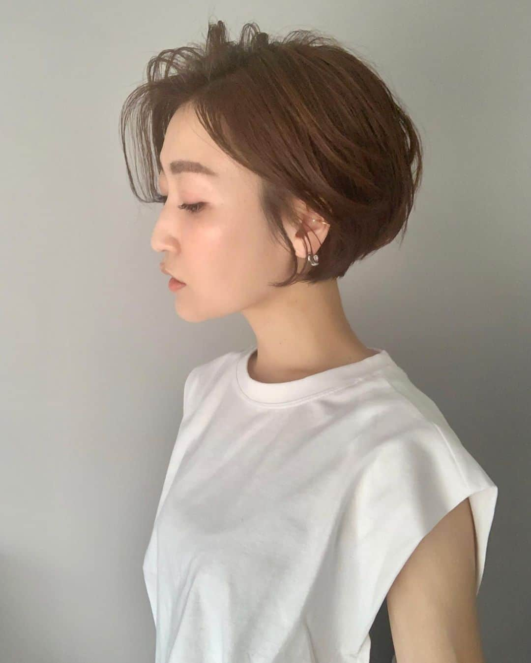 金子麻貴さんのインスタグラム写真 - (金子麻貴Instagram)「髪型遍歴まとめ✂︎  スワイプしていくと過去の髪型です。  伸ばしかけのミニボブ→丸みボブ→ハンサムショート→ベリーショート→ロングヘア  1、2枚目がここ数日のミニボブヘアアレンジ。  ストーリーズのパーマで失敗したことありますか？というアンケートでお答えくださった皆さまありがとうございました☺️🙏  伸ばしかけって1番重たくてサイドもボリュームでちゃうから軽くすいてパーマかけちゃおうか迷ってました。  82%の方が失敗したことがあるにYESだったのでショートでパーマ失敗したら結べないし大変！と思い少し考えることにしました😂🙌  ロング、ボブ、ショート皆さんはどれがお好きですか？？  #ヘアアレンジ#ショートボブ#ボブヘア#ベリーショート#ショートヘア#ミニボブ#髪型#髪型ビフォーアフター#ハンサムショート#パーマ悩む#髪型迷子」8月26日 17時41分 - mtmmaki