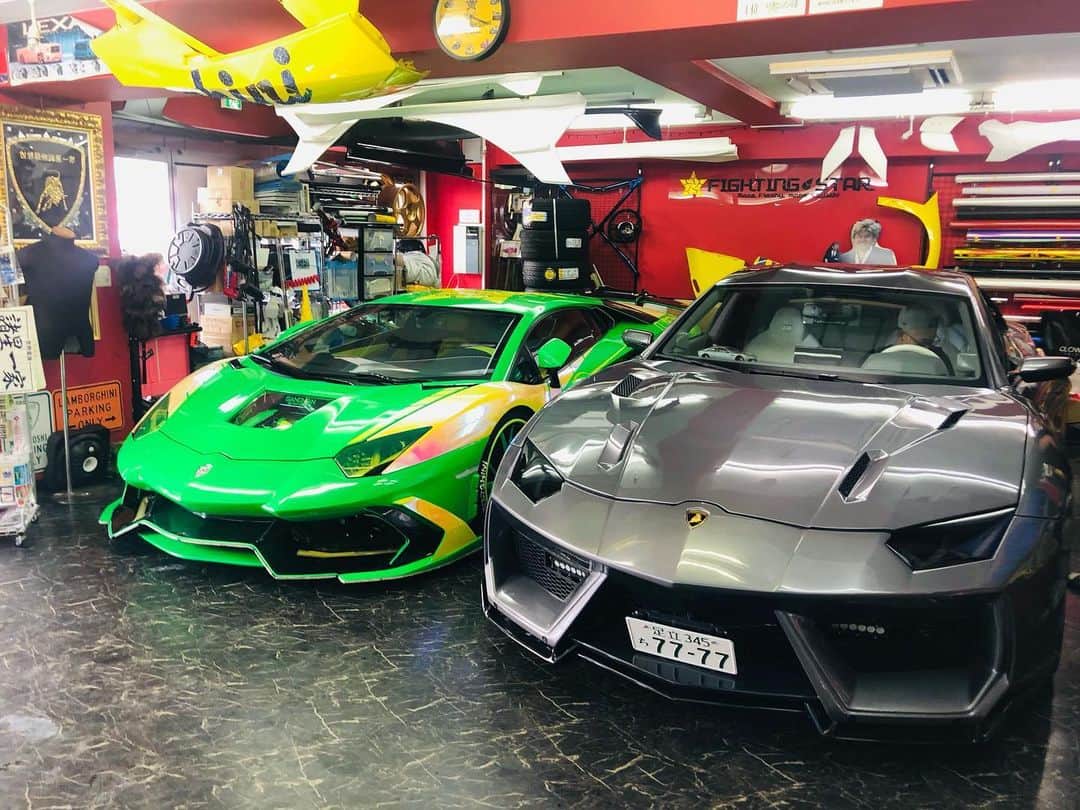 諸星伸一のインスタグラム：「⭐️maintenance&custom⭐️  The body of the estoque was painted and maintained. Estoque then left for maintenance again. Aniversario is customizing. I wonder if it'll be cool ❗  I'm busy customizing my friends and customers, but I'm also busy customizing my cars. Lol  #estoque#lamborghini#aniversario#fsbk#fightingstar#mantenance#custom#morohoshi#tokyo#japan」