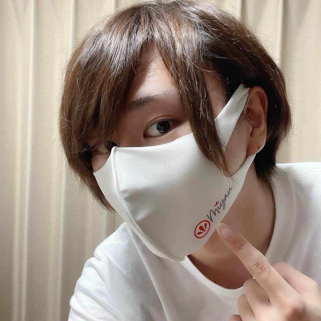 みやゆうのインスタグラム：「#みやゆう新作グッズ2021  ロゴ入りマスクもあります！ 照明の関係で白っぽく見えるけど、実物はライトグレー色です！  ※近日発売予定」
