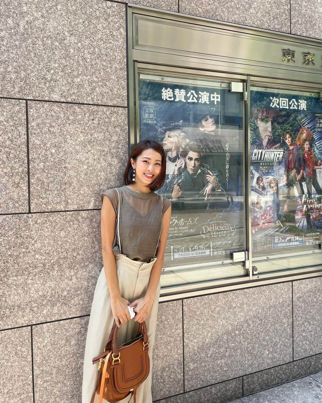 坂元美香さんのインスタグラム写真 - (坂元美香Instagram)「久々のお出かけは初めての宝塚歌劇団✨  宙組の『シャーロック・ホームズ』を 観に行ってきました。  以前、お世話になった方の娘さんが 宝塚歌劇団に入団して初めての東京公演とのことで チケットを取ってくださったのです✨  6年くらい前に、娘さんが宝塚を夢見て 頑張ってるという話を聞いていたので、 計り知れない努力で難関を突破して、 数年後に、本当に夢を叶えて舞台に立つなんて 本当に本当にすごいです！感動です！ ご両親は本当に嬉しいだろうなぁ✨😌  お互い子育ての方針が似ていて 「子供が自ら自分の我が道を行けるって 私たちは幸せなのかもしれないですよね」 なんて話していました😌  それにしても、宝塚、面白かったな。 ２部のショーはノリノリだった🥳  そして、宙組トップスターの真風涼帆さんが めちゃくちゃかっこ良くてびっくり！！！  私は今回応援に行った澄乃紬ちゃんを確認しては 一人で興奮していたのでした😆👏 可愛かった💕  #宝塚歌劇団 #宝塚歌劇団宙組  #シャーロックホームズ #澄乃紬  #夢があるって素敵  #写真を撮るときだけマスクを外しています」8月26日 18時03分 - mika_saka