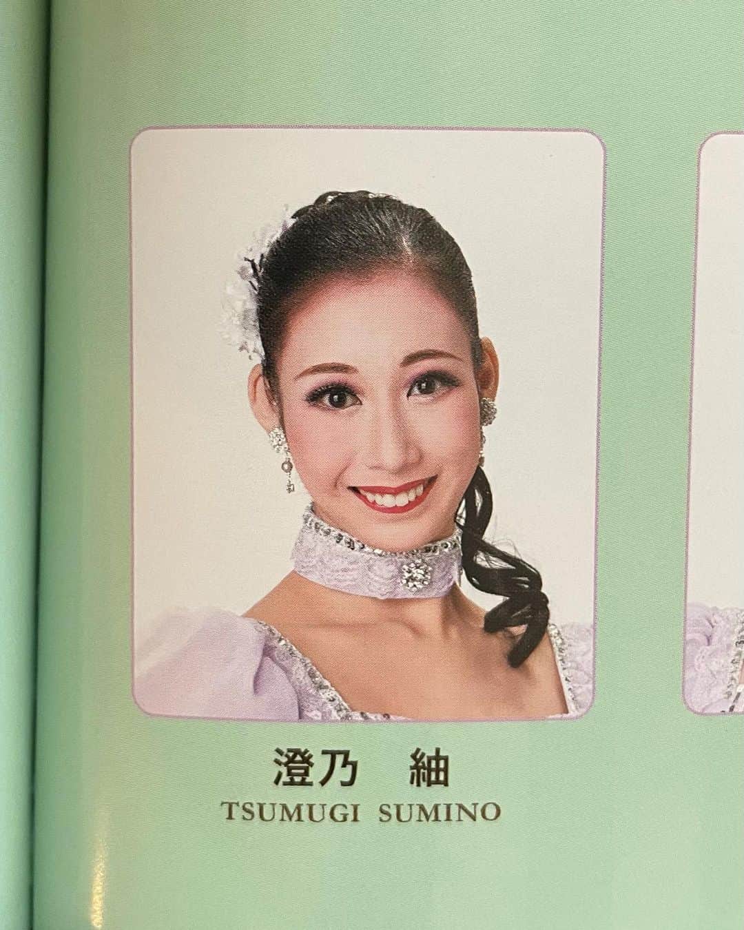 坂元美香さんのインスタグラム写真 - (坂元美香Instagram)「久々のお出かけは初めての宝塚歌劇団✨  宙組の『シャーロック・ホームズ』を 観に行ってきました。  以前、お世話になった方の娘さんが 宝塚歌劇団に入団して初めての東京公演とのことで チケットを取ってくださったのです✨  6年くらい前に、娘さんが宝塚を夢見て 頑張ってるという話を聞いていたので、 計り知れない努力で難関を突破して、 数年後に、本当に夢を叶えて舞台に立つなんて 本当に本当にすごいです！感動です！ ご両親は本当に嬉しいだろうなぁ✨😌  お互い子育ての方針が似ていて 「子供が自ら自分の我が道を行けるって 私たちは幸せなのかもしれないですよね」 なんて話していました😌  それにしても、宝塚、面白かったな。 ２部のショーはノリノリだった🥳  そして、宙組トップスターの真風涼帆さんが めちゃくちゃかっこ良くてびっくり！！！  私は今回応援に行った澄乃紬ちゃんを確認しては 一人で興奮していたのでした😆👏 可愛かった💕  #宝塚歌劇団 #宝塚歌劇団宙組  #シャーロックホームズ #澄乃紬  #夢があるって素敵  #写真を撮るときだけマスクを外しています」8月26日 18時03分 - mika_saka