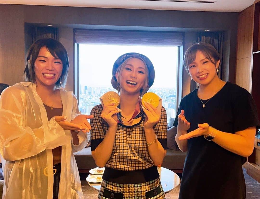 倖田來未さんのインスタグラム写真 - (倖田來未Instagram)「. 先日、川井梨紗子 and 友香子が金メダルを持ってきてくれました！！ 私なんかの首にかけて頂きまして。 とんでもない重さのメダルでした泣🏅 ⁡ 汗と涙がたくさん詰まっている重さでした。 こんな私でよければ、これからも応援させて下さい！！！ 本当におめでとう！！！ ⁡ #オリンピック #レスリング #川井姉妹 #川井梨紗子 #川井友香子 #金メダル #おめでとう #汗と涙がたくさん詰まった#努力の証 #kodakumi #倖田來未」8月26日 18時20分 - kodakumi_official