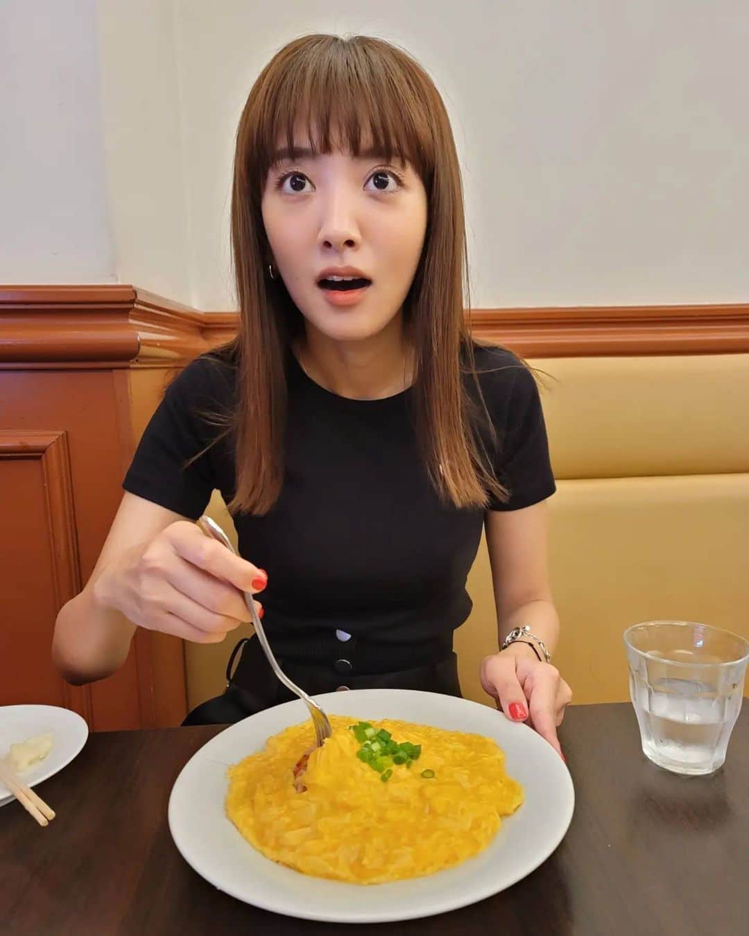 のインスタグラム：「「オムライス?」 ちがう! 明太パスタでてきたーーー!🍝 ピンボケ🐷へんな顔してるわ。笑」
