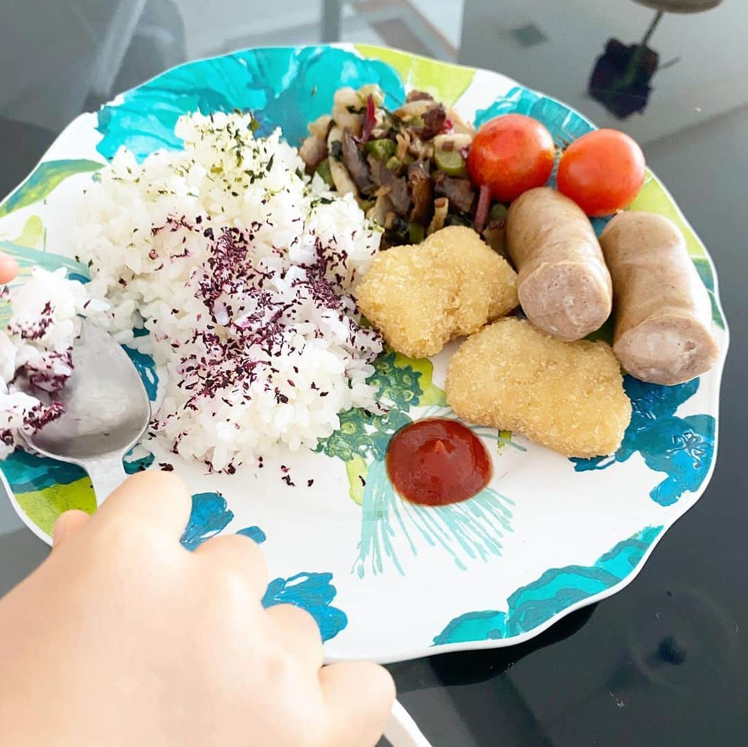 河島未怜さんのインスタグラム写真 - (河島未怜Instagram)「産後の長男ごはん事情🍴  しばらく長男のご飯を作る時間がなくて 写真4枚目以降で お分かりかと思いますが 素材のままゴハンでした。笑  子どもは凝った味よりも 素材の味が生かされているご飯のほうが よく食べること、ありますよね。☺️  #次男3ヶ月 #長男3歳5ヶ月 #偏食息子 #小食息子 #食べてもらえなくてもめげずに出す私」8月26日 18時44分 - mirei_weather