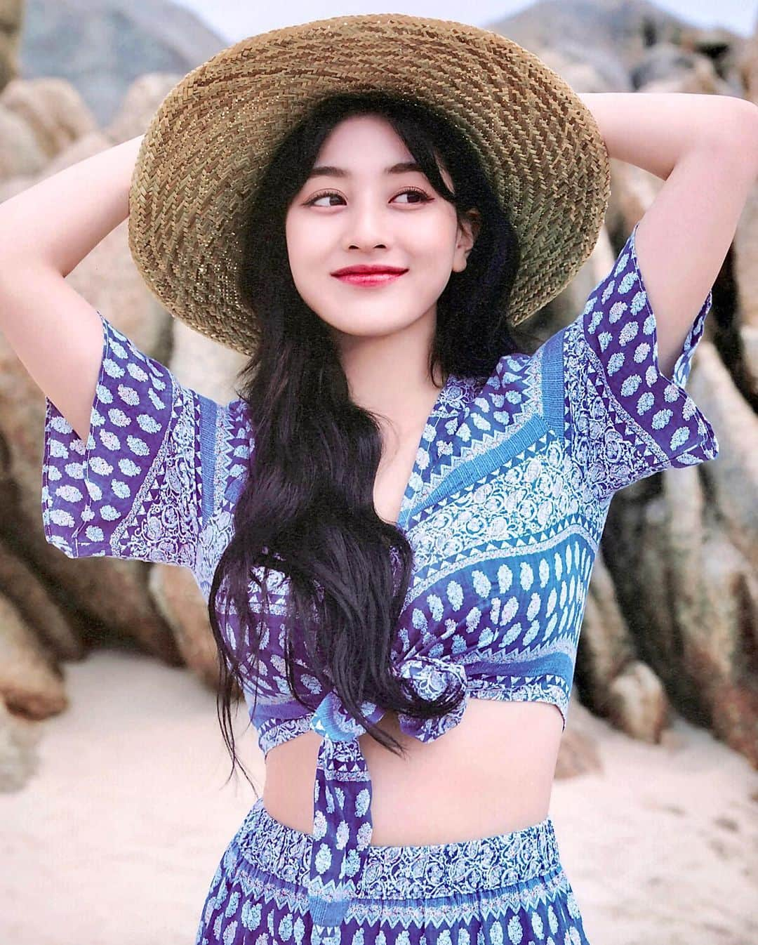 ジヒョさんのインスタグラム写真 - (ジヒョInstagram)「♡ she’s genuinely the prettiest girl ever💔💔⠀ — Yes I‘m Jihyo Photobook › © njmsjmdct2」8月26日 18時57分 - jypjihyo