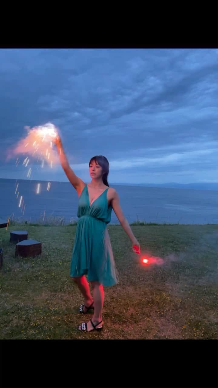 わちみなみのインスタグラム：「WMオフショット。  【8月31日発売　2nd写真集　WM】 ⁡ 🪞ネットサイン会 8月31日　19時〜 https://muvus.jp/muvus/cmdtyList.php?cat=dx3RZCxBxWci ⁡ 🪞予約こちらから https://www.amazon.co.jp/dp/4334902758/ref=mp_s_a_1_7?dchild=1&keywords=%E3%82%8F%E3%81%A1%E3%81%BF%E3%81%AA%E3%81%BF&qid=1622516934&sr=8-7  #WM #写真集 #fireworks #グラビア」