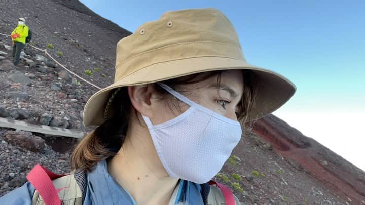 スミス春子のインスタグラム：「きょうは九合目前の動画☺️🗻  九合目あたりから一気に酸素が薄くなって体力的にも、かなりきつかったです😭  とても長く感じましたが、九合目までいけば、山小屋でご飯が食べられる…🍚そう思って必死でした（笑）この辺りからは、ご飯のことばかり考えていたかもしれません😂  でも、一生懸命登っている途中ふと振り返るときに広がる景色は、本当に言葉を失ってしまうほど綺麗なんです…😳  #となりのスターさん　富士山編は 明日深夜０時５０分〜♥️  笑いあり、涙ありの富士登山！ 是非ご覧ください🧡  #静岡朝日テレビ #富士山 #富士登山 #登山 #初めての富士山」