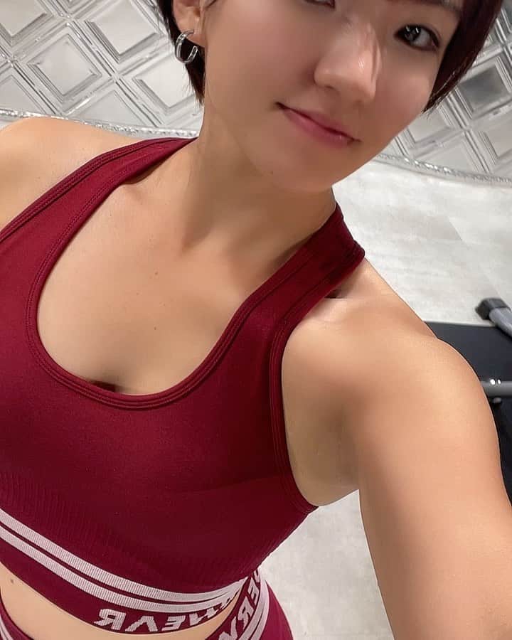 ほなみのインスタグラム：「運動3分後🏃‍♂️ぱしゃり  お化粧ほぼとれちゃってますが。笑 運動したら表情も変わるな〜って お客様見ても思います☺︎  汗をかくって最高です🌈 皆さん今日もお疲れ様♡」