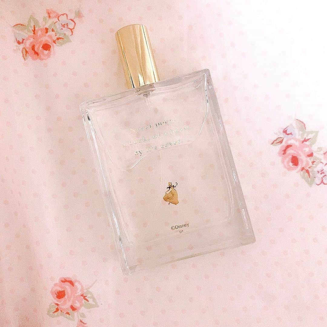 近藤玲奈さんのインスタグラム写真 - (近藤玲奈Instagram)「この前、ディズニープリンセス展『ＷＨＡＴ　ＩＳ　ＬＯＶＥ？　～輝くヒミツは、プリンセスの世界に。～』の通販でGETした、ベルのルームフレグランス💛🌹 ⁡ めちゃくちゃいい匂いで、幸せになる…✨ ベルをインスパイアし、ローズを中心に組み立てたモダンシプレの香りです🌹(公式サイトより) 華やかで甘すぎず、誰もが好きな香りって感じなの！！ 寝る前に枕にシュッと吹きかけてます☺️ ⁡ そしてこのルームフレグランスには、素敵な言葉が…✨ ⁡ Never judge a book, or a beast, by it's cover. ⁡ 本も野獣も見かけで判断してはいけません。 ⁡ #美女と野獣 #ルームフレグランス #ディズニー #disney」8月26日 19時42分 - reina_kondo