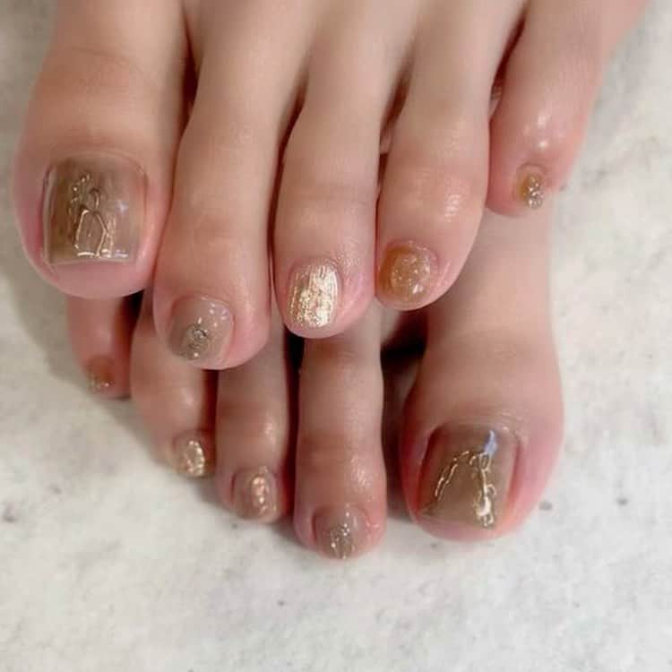 のインスタグラム：「New nail💅👣  私は自分のテンションあげるために 1年通してフットネイルしてる派ですけど、 やっぱり夏はサンダル履いてネイル見せられるので嬉しいですよね。 もうすぐ秋だー！サンダル履けなくなるの悲しいー！😭  でも秋色は大好きなので ネイルは秋を先取りしてもらいました🍁🍂  今回もおかわです☺️✨  ( @says_nail )  #akita #秋田 #nail #ニュアンスネイル #ブラウン #brown #2021autumn #秋ネイル #秋色  #鎖ネイル #奥行きネイル #マットネイル #saysnail #airmaxcoco #エアマックスココサンダル #nike」