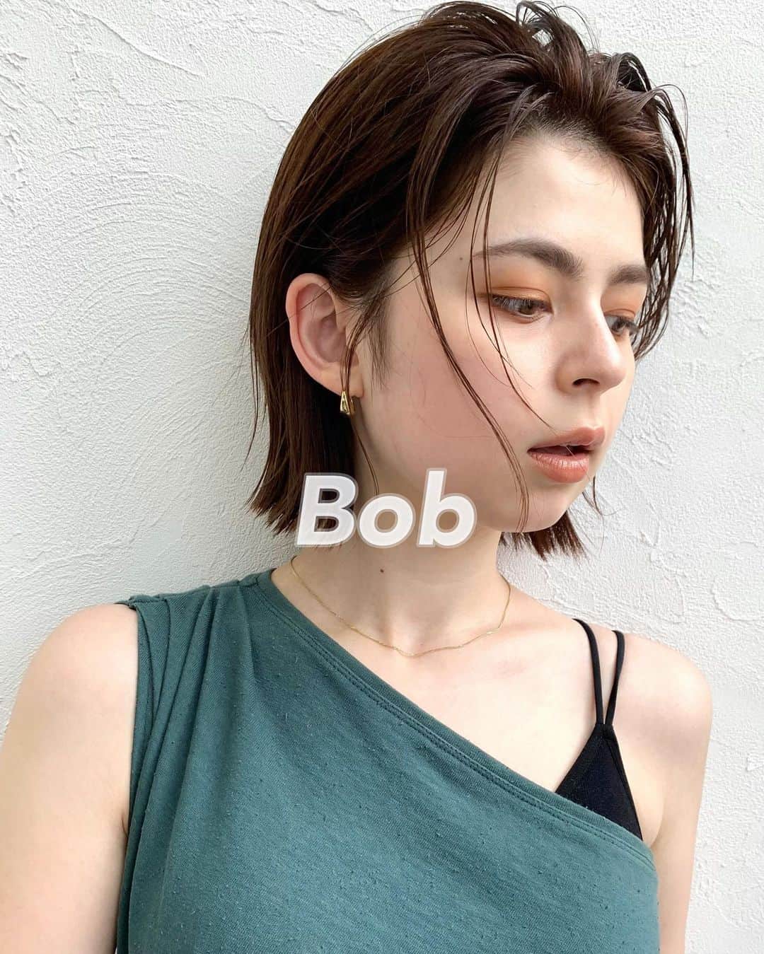 Ramie 山下未紗のインスタグラム：「_ 大人っぽい女性のヘアー☺︎ ナチュラルな質感と束感で🕊 . 気に入ったスタイルは【保存】して カウンセリングの時にお見せ下さい♩ . ご希望のヘアスタイルの画像を共有をすると カウンセリングや施術もスムーズに行えます☺️ . ショート&ボブのお客様８割♩ (もちろんミディアムやロングのお客様も大歓迎😆) . 20代前半〜50代後半のお客様まで 幅広く担当させて頂いております☺️ . ☑︎お客様の輪郭、雰囲気に似合うカット ☑︎小顔効果のあるカット ☑︎乾かすだけでまとまるカット ☑︎ブリーチを使ったカラーで お洒落なshort&bobの提案  丁寧なカウンセリング&カット させて頂きます☺️💕 . #ボブ#ショート#ショートボブ#韓国ボブ#大人かわいい #イルミナカラー#髪質改善#髪質改善トリートメント#縮毛矯正#韓国ヘア#タンバルモリ#ミルクティーベージュ#赤み消しカラー #ダブルカラー#ブリーチカラー#ブリーチなし#透明感カラー#くすみカラー#外国人風カラー#ハイトーン#ハイトーンカラー#ハイライト#ハイライトカラー#3Dカラー#オレンジブラウン#オレンジカラー#インナーカラー#ヨシンモリ#秋ヘア#秋ショート」