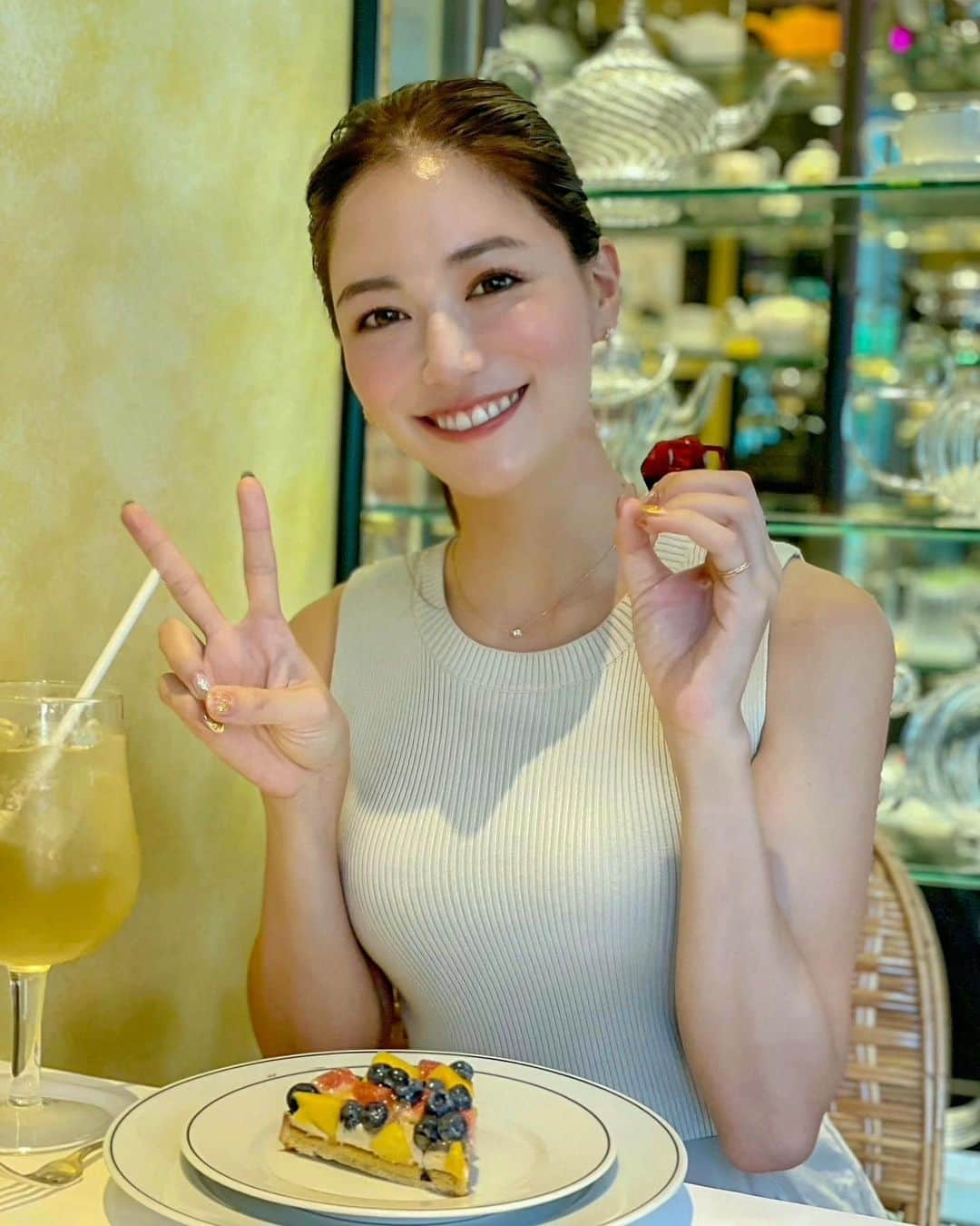 のインスタグラム：「こんばんは💕 . 昨日なんとフォロワーさんが20万人を突破しました🥺😭✨ 世界中からこんなに沢山の方に応援いただけて本当に幸せです☺️🍀 いつも温かいお言葉、応援ありがとうございます✨ . 3年半くらい前から毎日2投稿更新を自分の中でルールにして続けてきて、正直ネタ作りだったりお仕事との両立で写真の撮り溜めなど大変なこともありましたが、それ以上にインスタを通して、自分にとって素敵な経験やつながりができて、みなさんの反応が嬉しくて楽しくて、ここまで続けてこれました✨ . これからも色んな素敵な情報発信できたらと思うので、どうぞこれからもよろしくお願いします🧡🥰 明日の22時半くらいにインスタライブしたいと思うのでお話しできる方はぜひお話ししましょ〜❤️ . そんな今日は会社終わりに @mariagefreresofficial でケーキと @hada__lounge でにんにく注射とハイドラジェントルとプラズマシャワーを❣️仕事終わりに化粧落として艶々で帰宅❣️ゆっくり今夜はドラマでも見ようかな😚✨ . 今日もお疲れ様でした❤ . #りなまるグルメ #マリアージュフレール #mariagefreres #紅茶 #銀座カフェ #ハイドラフェイシャル #毛穴ケア #ハダラウンジ #hadalounge #snidel #スナイデル #艶肌 #にんにく注射 #美容点滴 #エステ #フェイシャルエステ #プラズマシャワー #インスタライブ #ありがとう #thankyou #銀座 #ginza #お祝い #ポニーテール #オールバック #おでこ #艶肌 #20 #ケーキ #フルーツタルト #紅茶 #カフェスタグラム」
