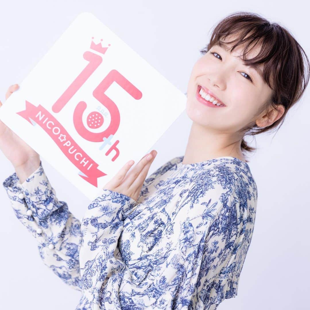 ニコ☆プチのインスタグラム：「. 創刊15周年記念第3弾🌈 発売中の『ニコ☆プチ10月号』の ゲストにはモデルとして女優として 雑誌やテレビで大活躍している 飯豊まりえちゃん( @marie_iitoyo )が 遊びにきてくれたよ♡  「ニコ☆プチは原点中の原点」と 言ってくれたまりえちゃん🥺💕 その笑顔はプチ㋲だったときから 全然変わらない〜！  『ニコ☆プチネット』にも インタビュー＆写真をアップしたので ぜひぜひチェックしてくださいね！  #飯豊まりえ #ニコプチ #ニコプチ15周年 #ニコプチOG」